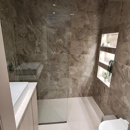 Pnoe, By Miorah Selections Apartman