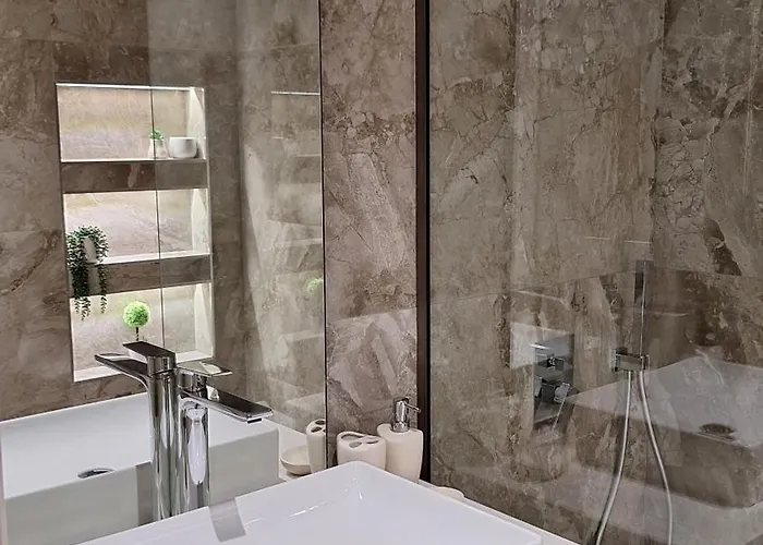 Pnoe, By Miorah Selections Apartman